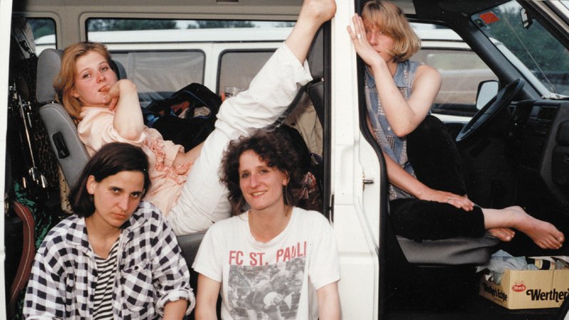 Die Band "Die Braut haut ins Auge" in einem Mini-Van sitzend | Bild: Privat/ Ventil Verlag Die Band "Die Braut haut ins Auge" in einem Mini-Van sitzend