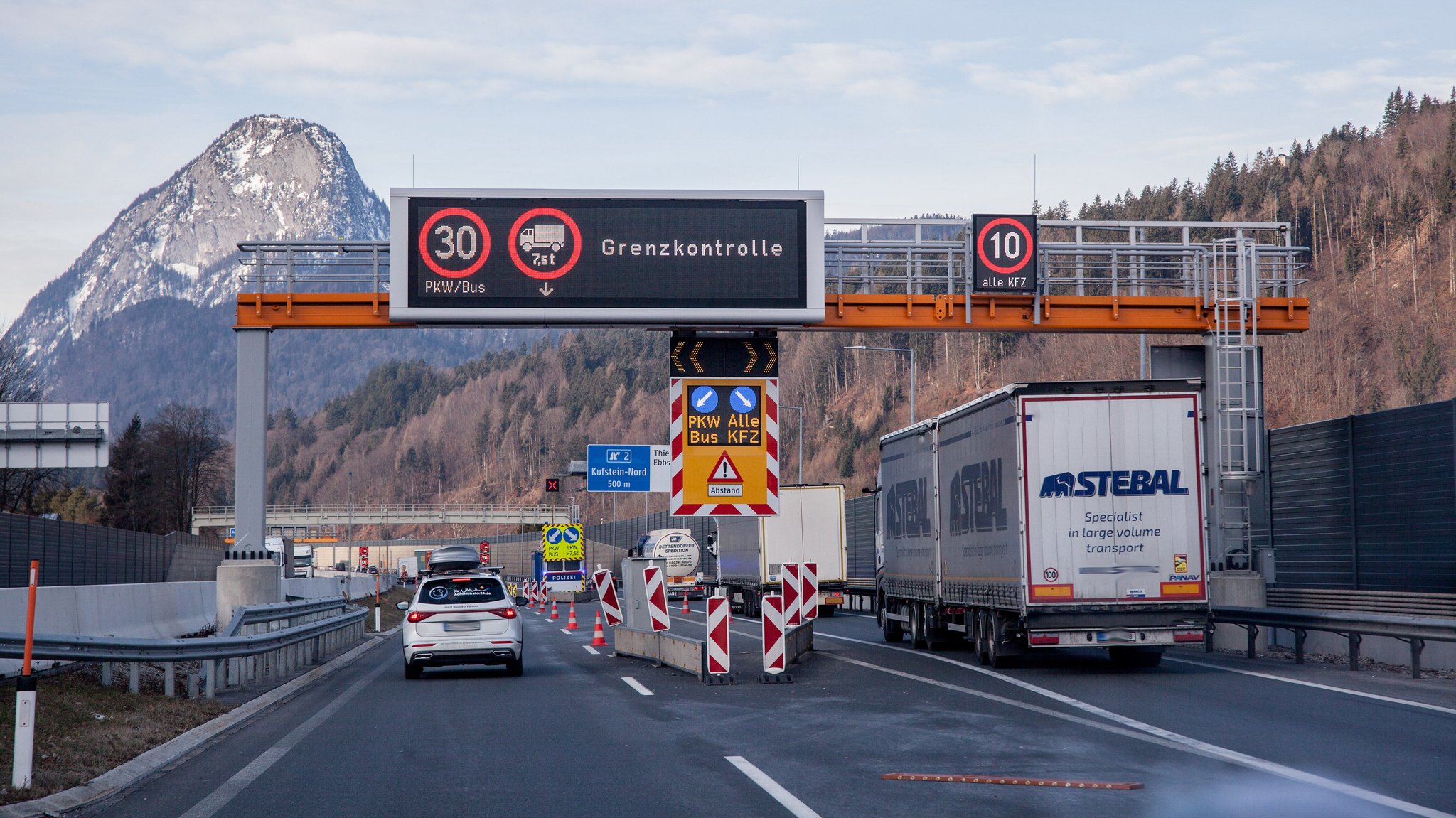 Grenzkontrolle Kiefersfelden: Um ihr zu entkommen, lieferte sich der angeklagte Schleuser eine 40 Kilometer lange Verfolgungsfahrt.