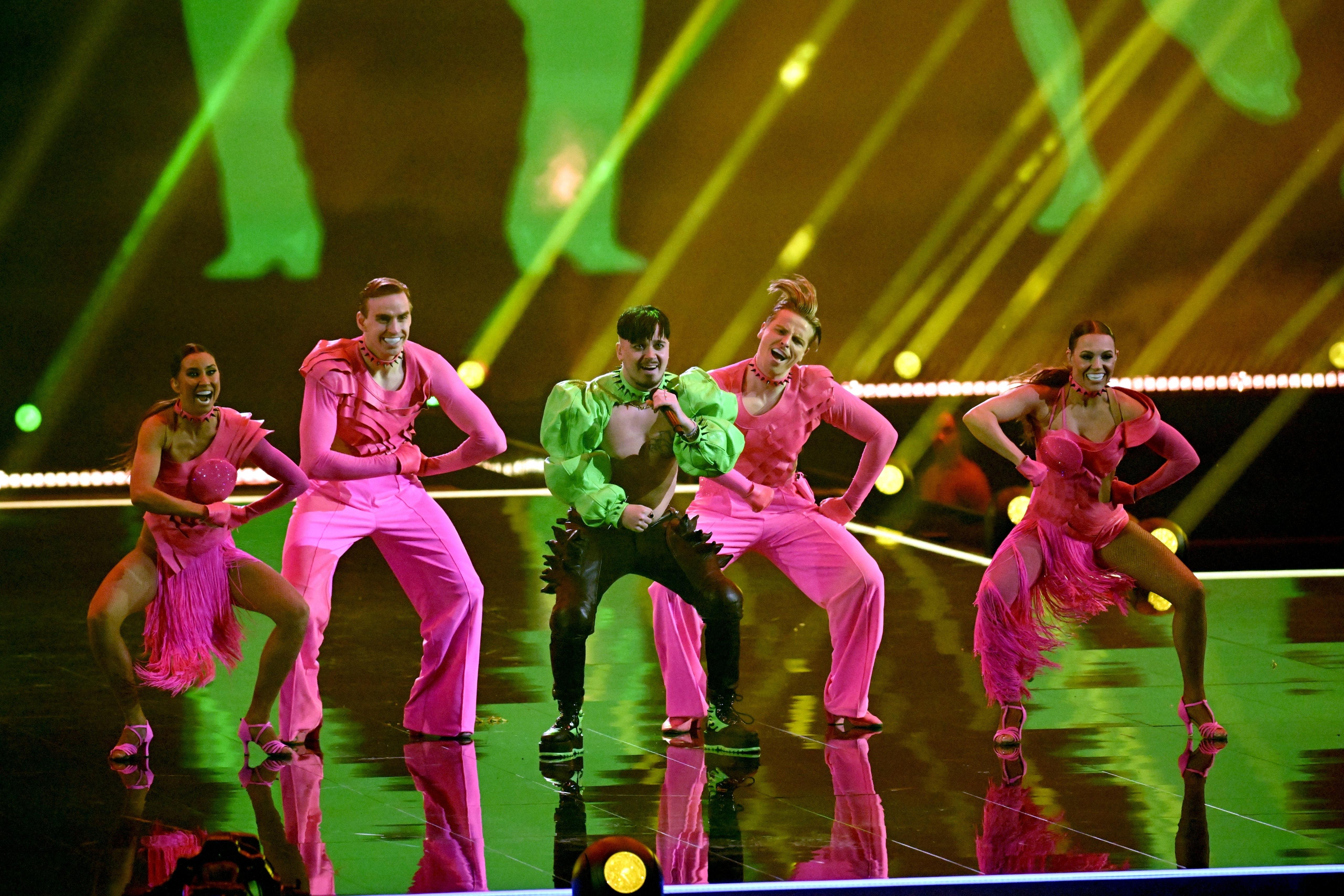 Sänger und Sängerinnen in rosa und grünen Kostümen