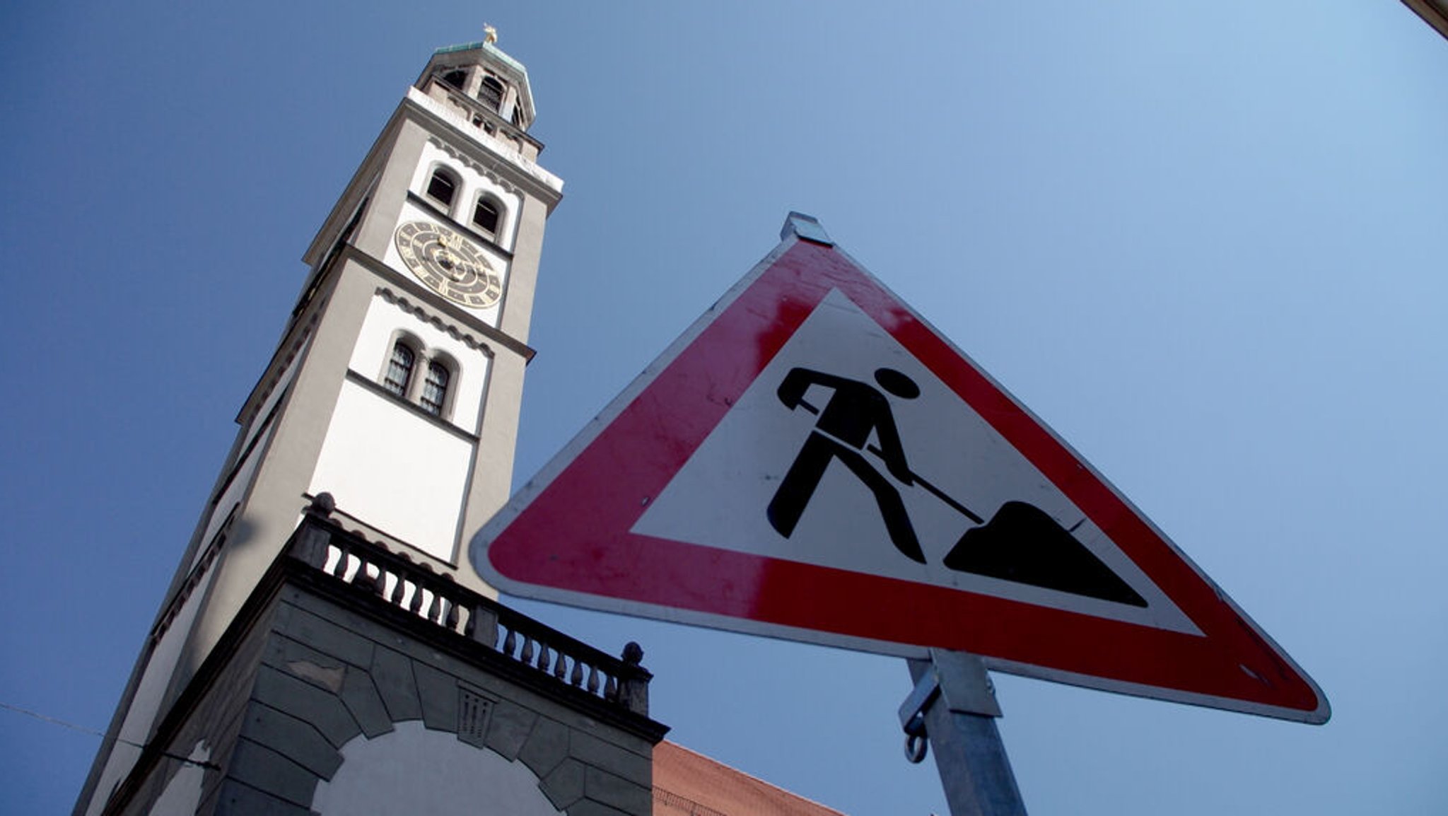 Der Perlachturm mit einem Baustellenschild im Vordergrund