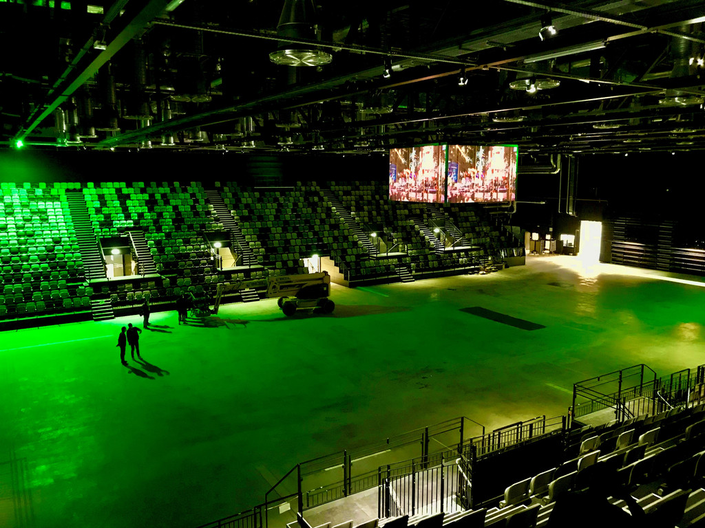 Blick auf das grünbeleuchtete Spielfeld in der neuen Sporthalle in Nürnberg.