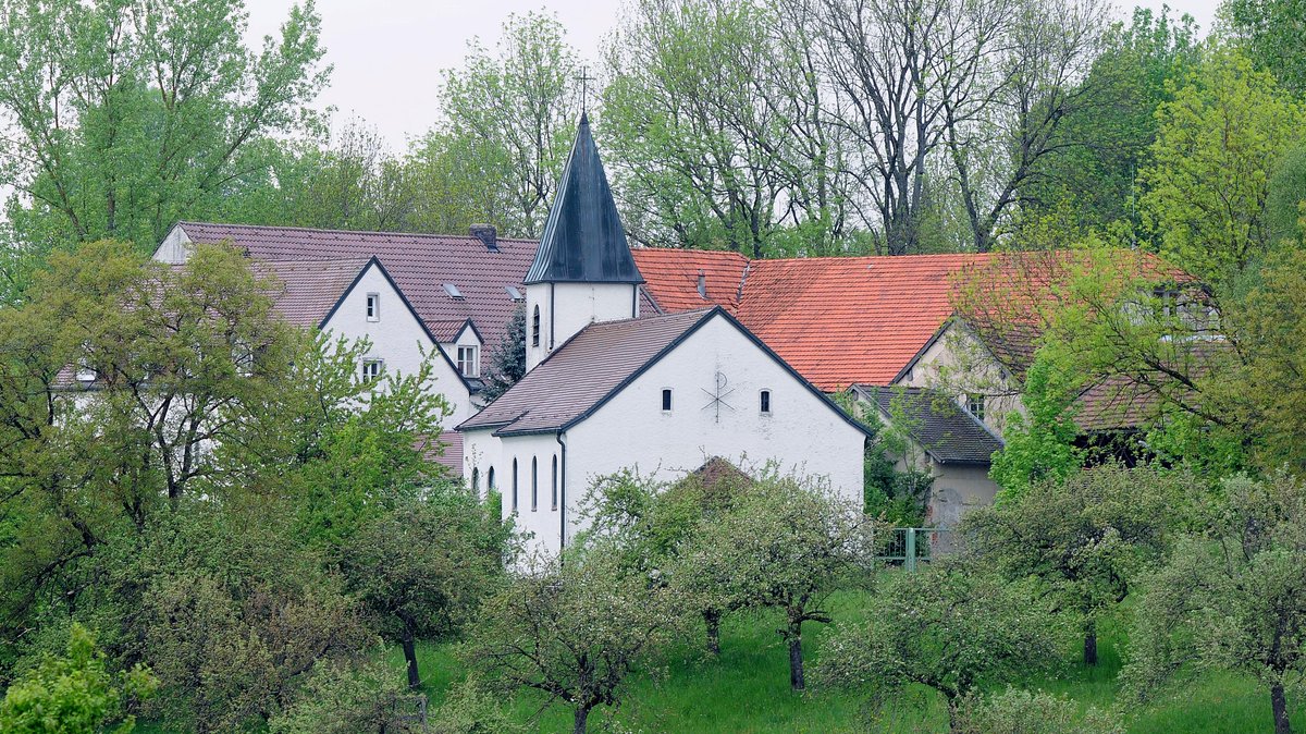Das Kloster Bergfried mit dem überschaubaren Gehöft und der kleinen Kirche