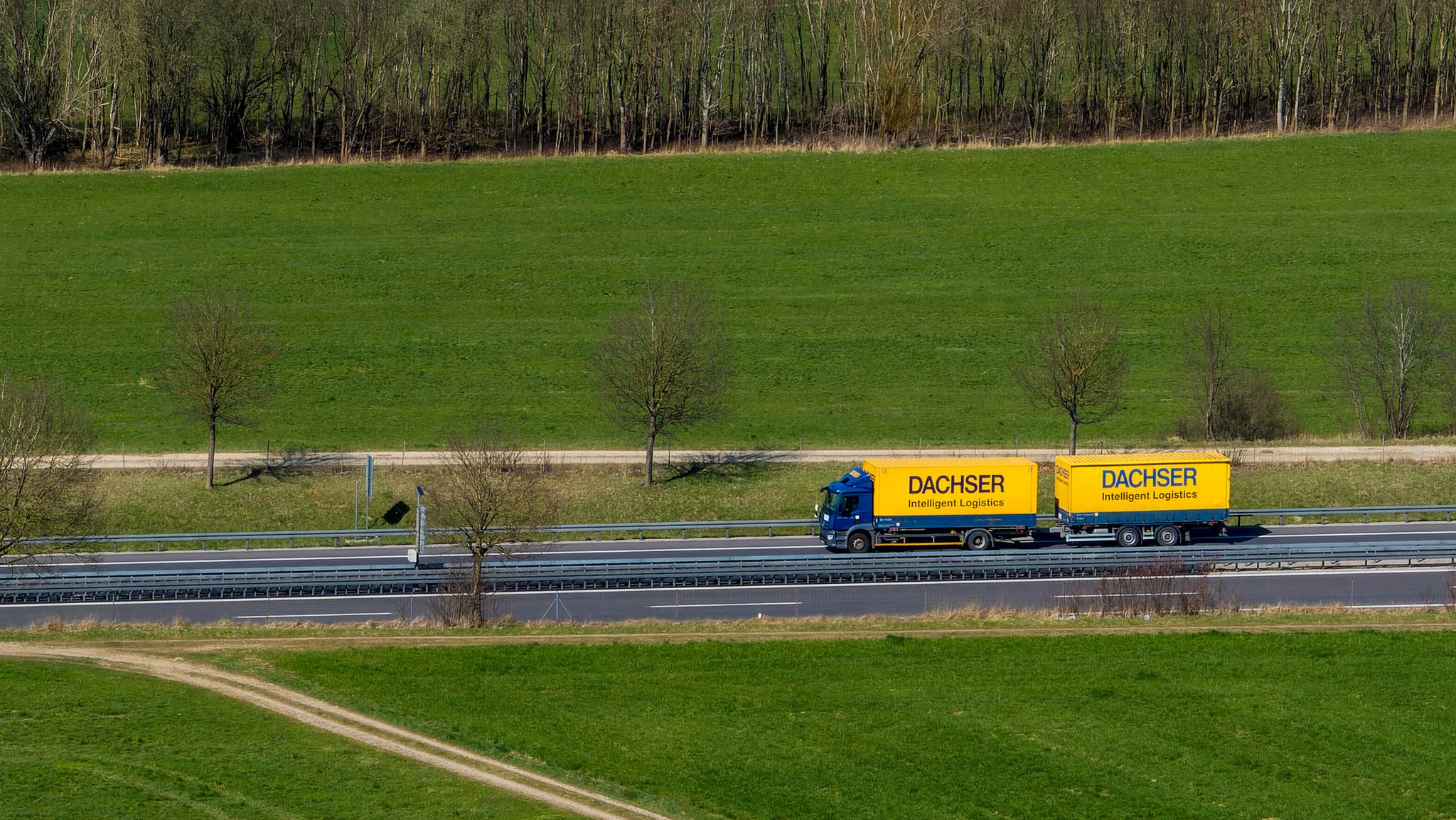Lkw der Logistikfirma Dachser auf einer Autobahn