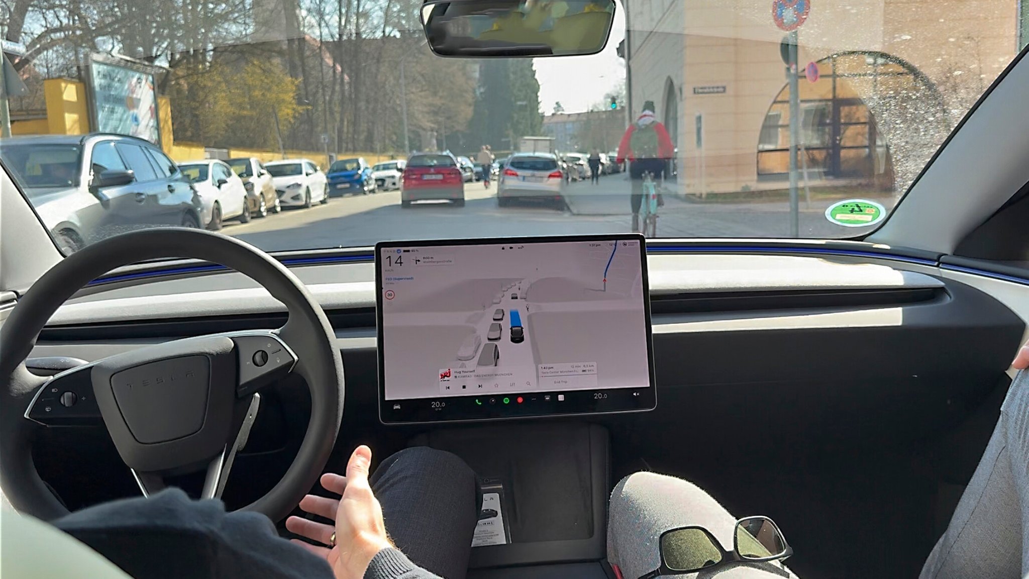 Symbolbild: Full Self-Driving (Supervised) Probefahrt mit dem Autonomen FSD-Tesla Model 3 Elektroauto ohne Fahrereingriff am 24.03.2026 durch die engen Straßen der Innenstadt von München.