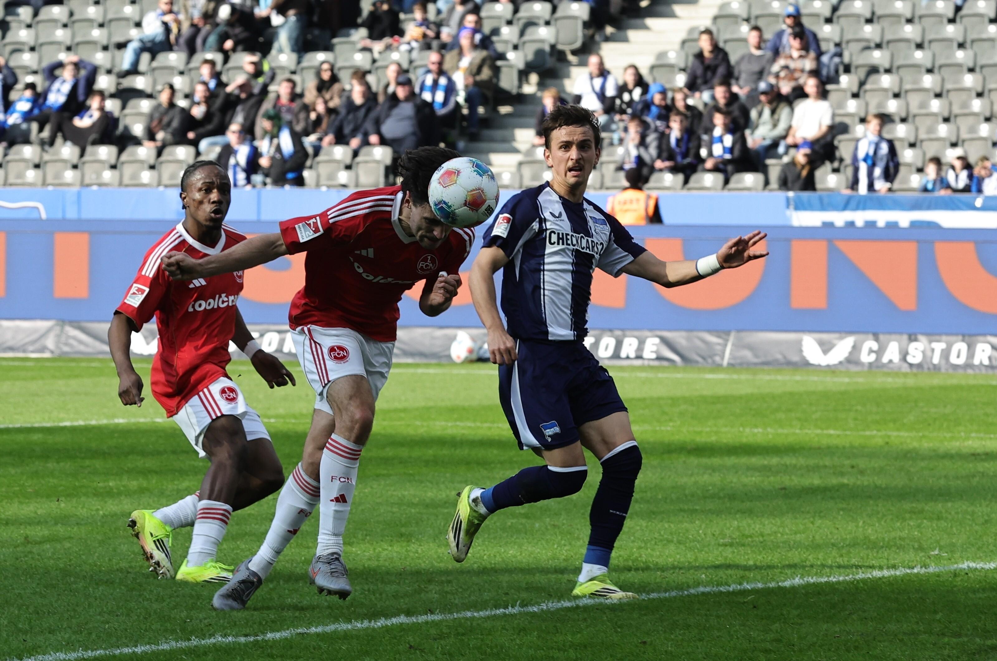 Tom Baack (FCN) gegen Hertha BSC