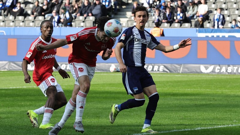 Tom Baack (FCN) gegen Hertha BSC | Bild: picture alliance / Sportfoto Zink / Daniel Marr Tom Baack (FCN) gegen Hertha BSC