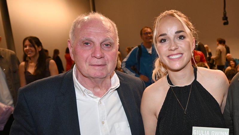 Guilia Gwinn (rechts) bei der Vorstellung ihres Buches mit Uli Hoeneß. | Bild: picture-alliance / dpa Guilia Gwinn (rechts) bei der Vorstellung ihres Buches mit Uli Hoeneß.