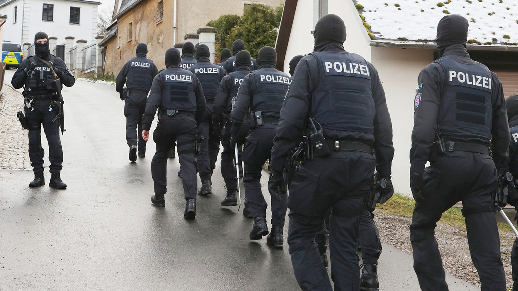 Die Bundesanwaltschaft hat am Mittwochmorgen (7.12.) mehrere Menschen aus der sogenannten "Reichsbürgerszene" im Zuge einer Razzia festnehmen lassen. | Bild: picture alliance/dpa | Bodo Schackow Die Bundesanwaltschaft hat am Mittwochmorgen (7.12.) mehrere Menschen aus der sogenannten "Reichsbürgerszene" im Zuge einer Razzia festnehmen lassen.
