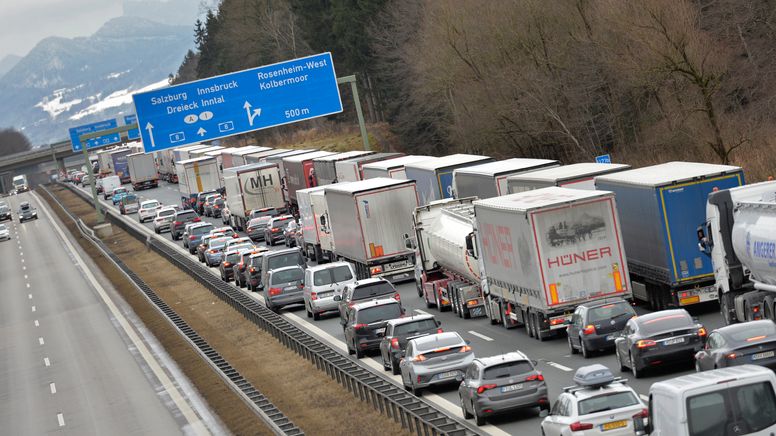 Archivbild: Die Fahrzeuge stauen sich aufgrund der Blockabfertigung an der österreichischen Grenze auf der A8 München - Salzburg vor dem Inntaldreieck. | Bild:picture alliance/dpa | Uwe Lein