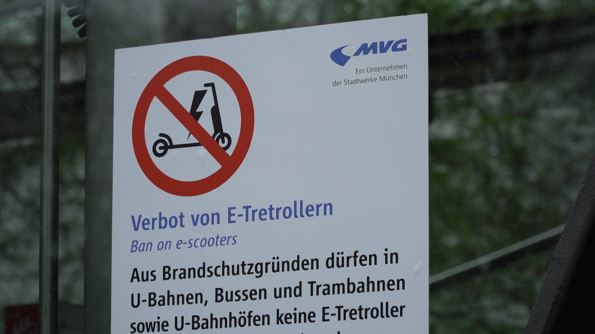 Ein Schild auf dem "Verbot von E-Scootern" steht.