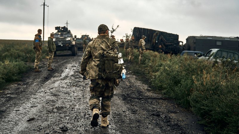 Ukrainische Soldaten stehen auf einer Landstraße in dem befreiten Gebiet in der Region Charkiw. 