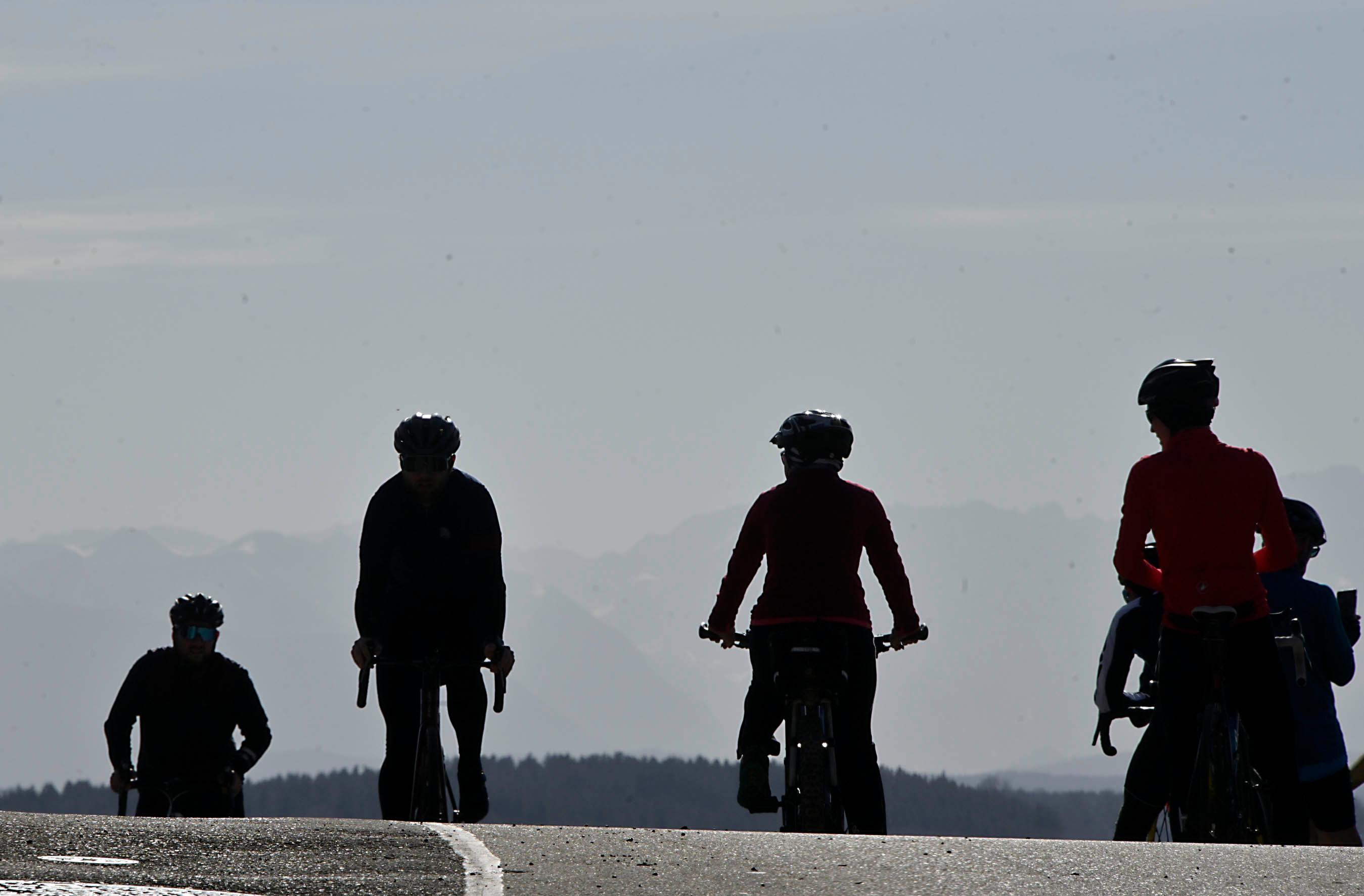 Radfahrer auf der Ludwigshöhe bei Straßlach-Dingharting.