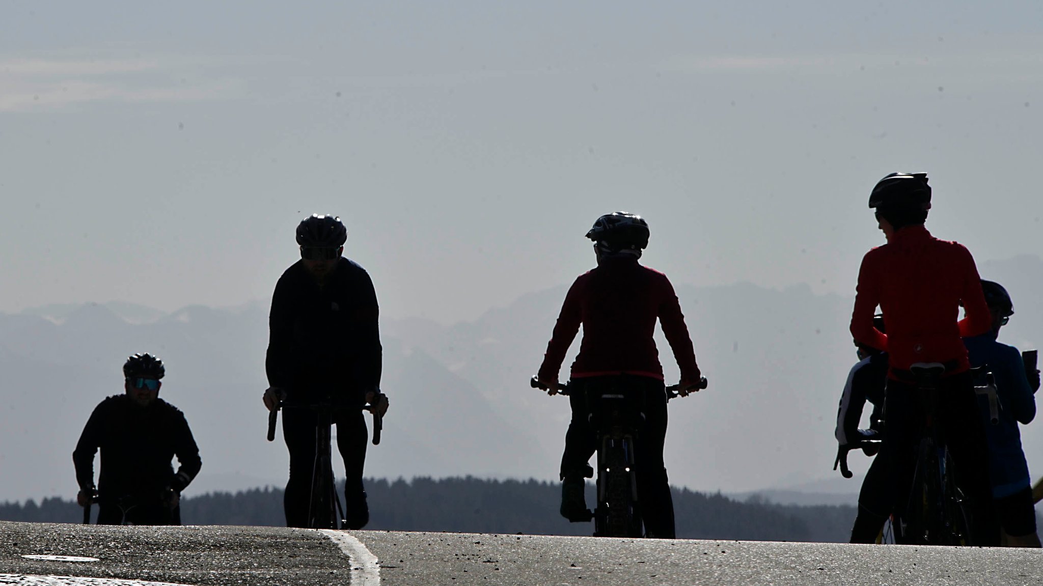 Radfahrer auf der Ludwigshöhe bei Straßlach-Dingharting.