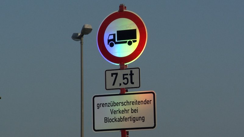 Schild: Durchfahrt für Transit-LKW über 7,5 Tonnen bei Blockabfertigung verboten