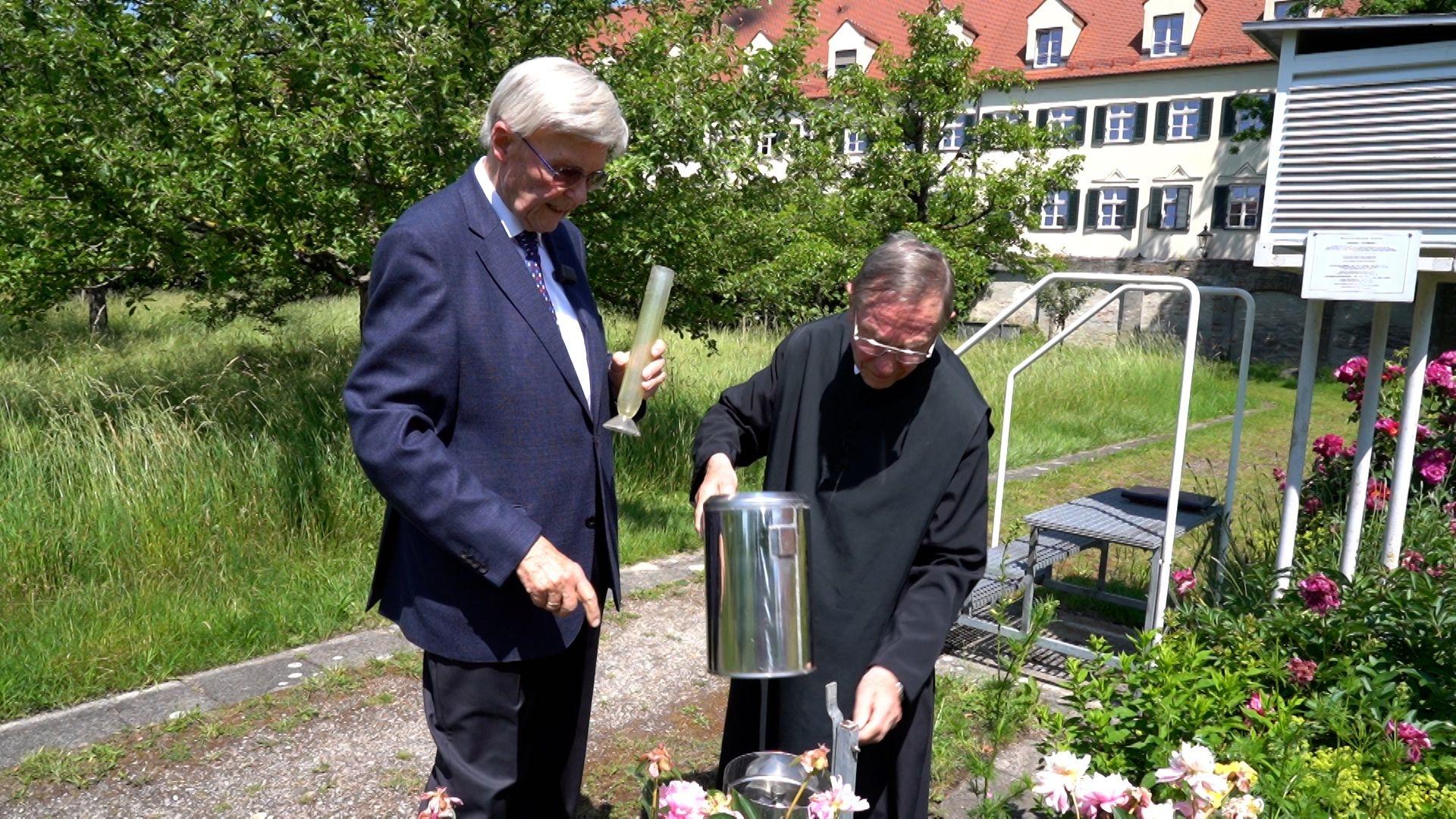 In einem Edelbehälter wird der Niederschlag aufgefangen.