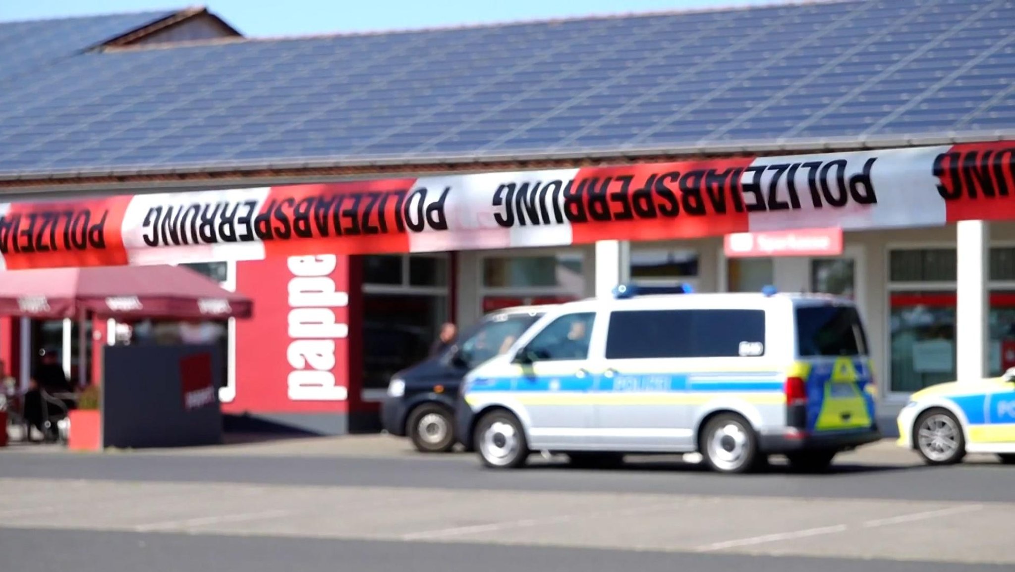 Nach einem Überfall auf einen Geldtransporter in Unterfranken sucht die Polizei den bewaffneten Täter.