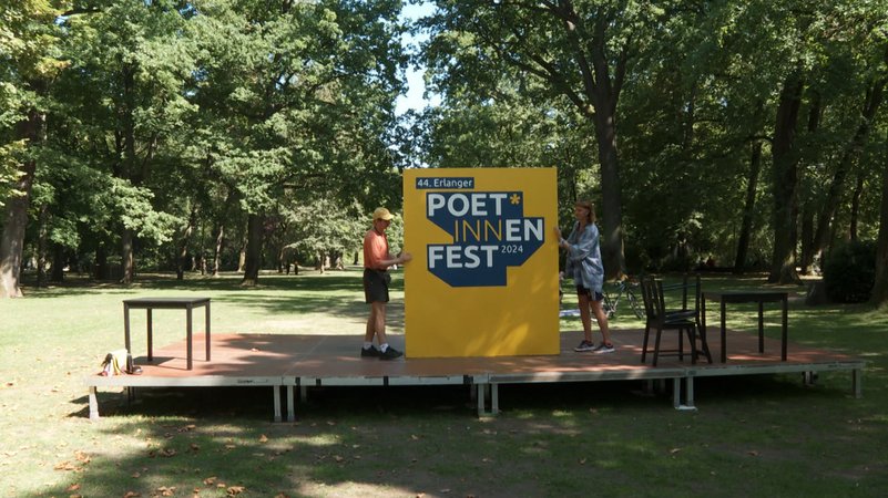 Eine Bühne beim Erlanger Poet*innenfest. | Bild: BR Eine Bühne beim Erlanger Poet*innenfest.