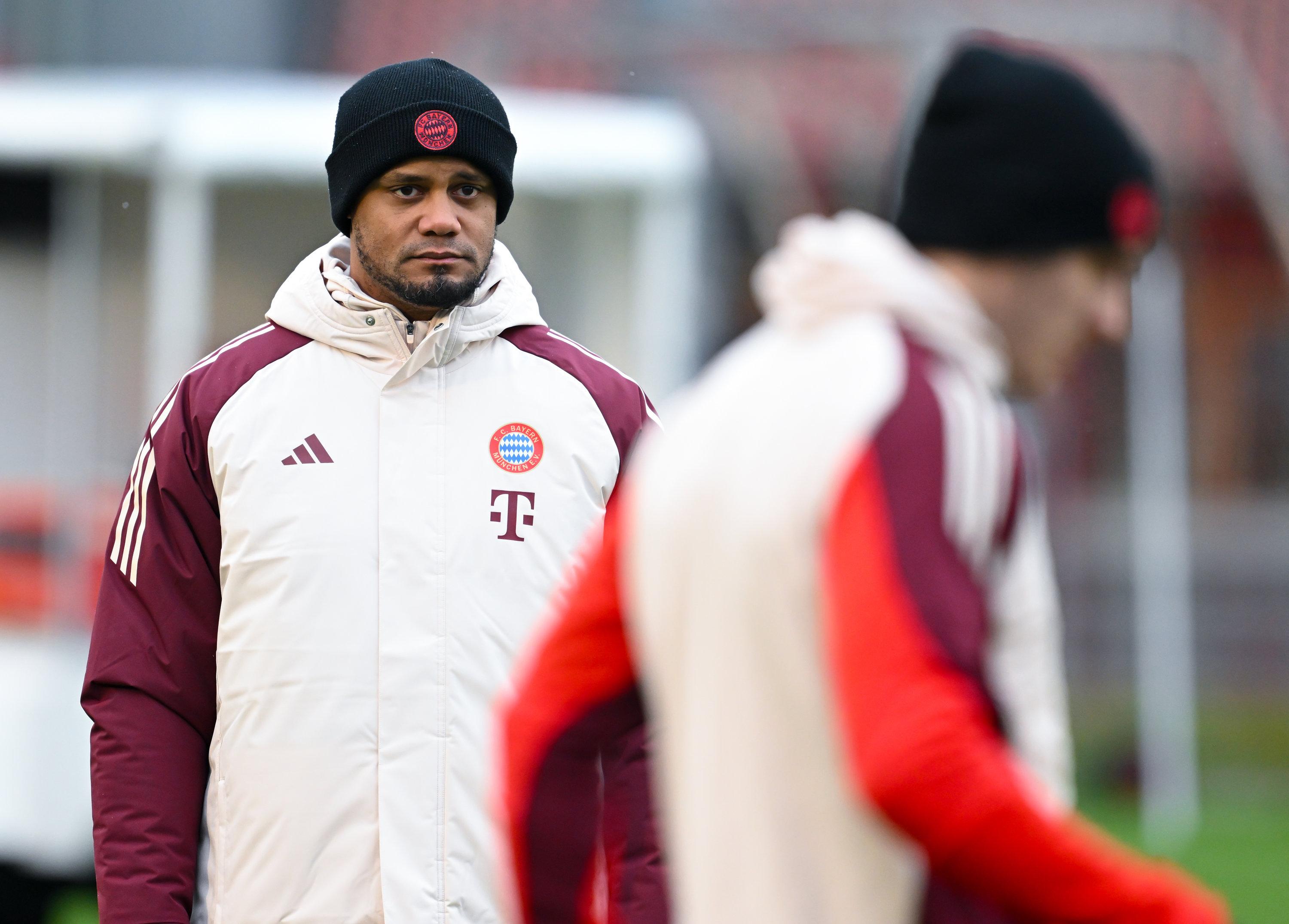 09.12.2024, Bayern, München: Fußball: Champions League, Schachtar Donezk - FC Bayern München, Vorrunde, 6. Spieltag. Abschlusstraining FC Bayern auf dem Trainingsgelände an der Säbener Straße. Trainer Vincent Kompany von München verfolgt das Training. Foto: Sven Hoppe/dpa +++ dpa-Bildfunk +++