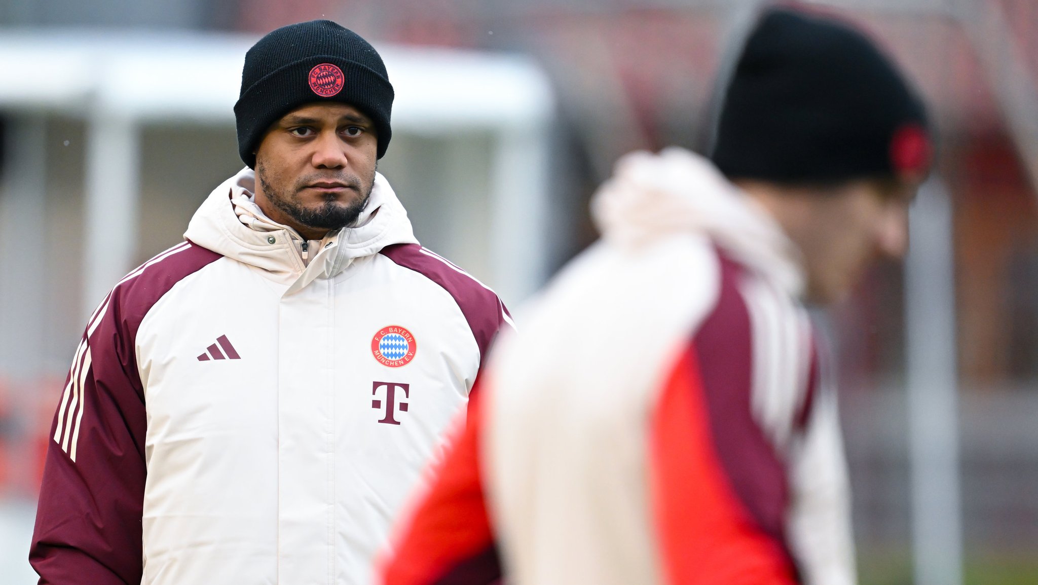 09.12.2024, Bayern, München: Fußball: Champions League, Schachtar Donezk - FC Bayern München, Vorrunde, 6. Spieltag. Abschlusstraining FC Bayern auf dem Trainingsgelände an der Säbener Straße. Trainer Vincent Kompany von München verfolgt das Training. Foto: Sven Hoppe/dpa +++ dpa-Bildfunk +++