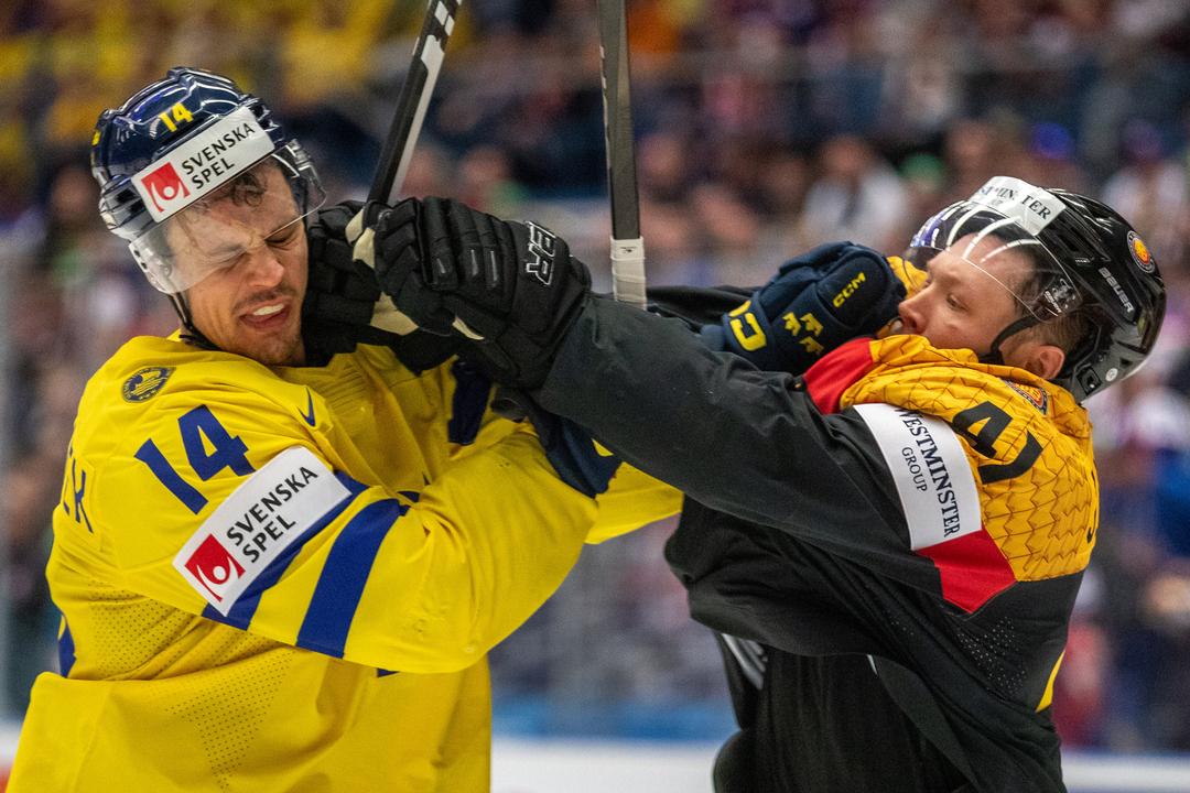 Schlägerei zwischen Joel Eriksson Ek aus Schweden und Jonas Müller aus Deutschland.