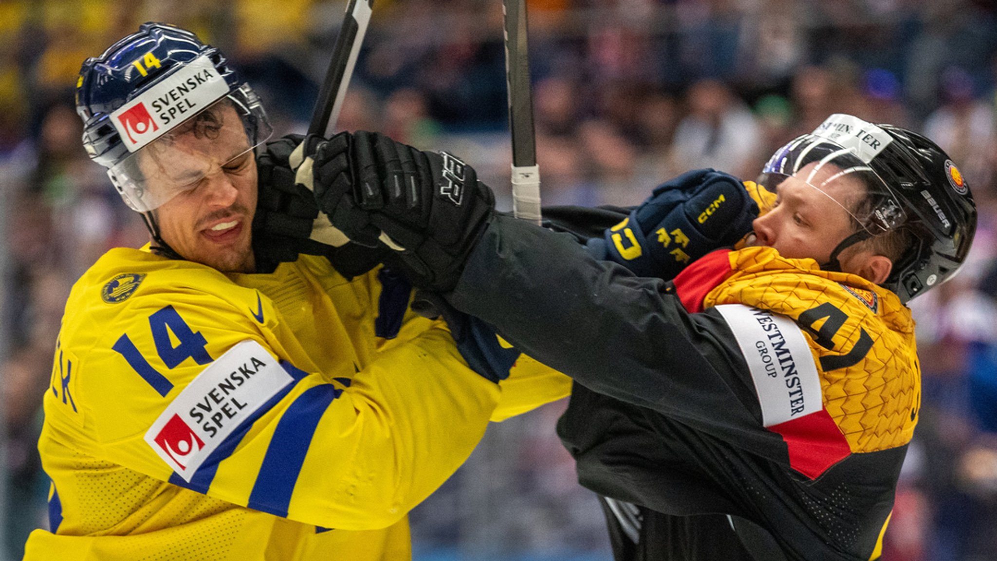 Schlägerei zwischen Joel Eriksson Ek aus Schweden und Jonas Müller aus Deutschland.