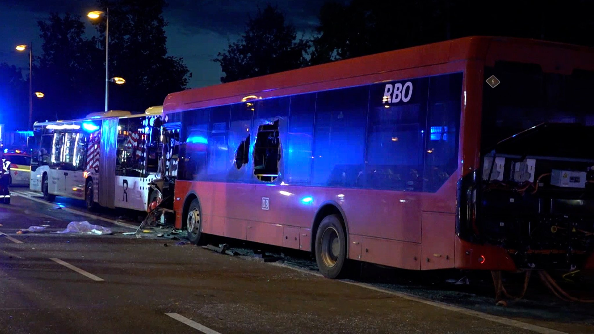 Video vom 8. Oktober: Auffahrunfall zweier Linienbusse in Regensburg. Zu diesem Zeitpunkt ging man noch von rund 50 Verletzten aus.