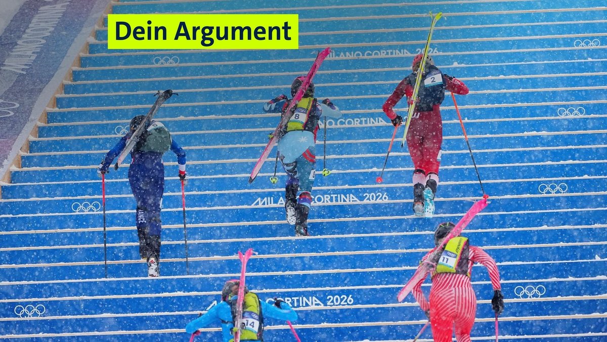 Olympische Winterspiele in Mailand und Cortina 2026: Skibergsteigerinnen steigen eine künstliche Treppe hinauf.