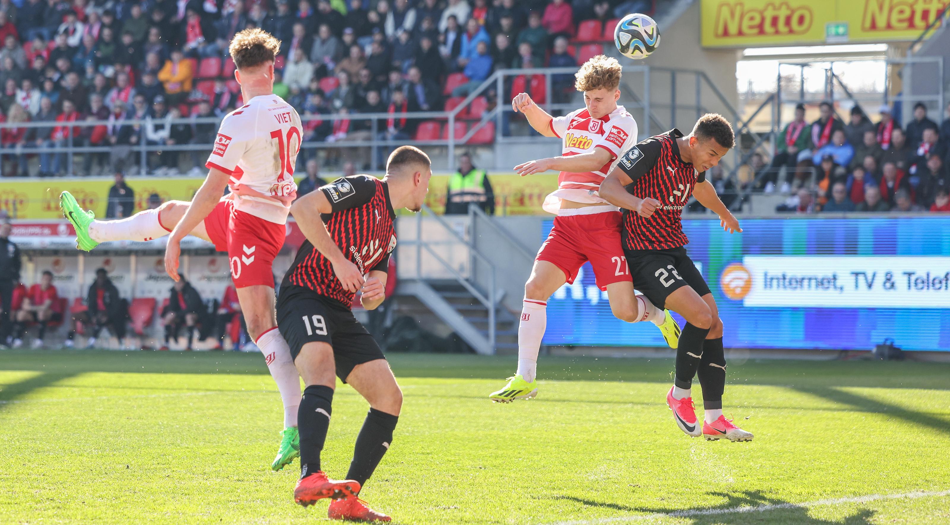 Spielszene Jahn Regensburg - FC Ingolstadt