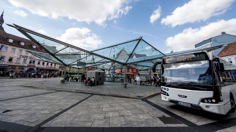 Busbahnhof am Roßmarkt in Schweinfurt | Bild: BR/Markus Konvalin Busbahnhof am Roßmarkt in Schweinfurt