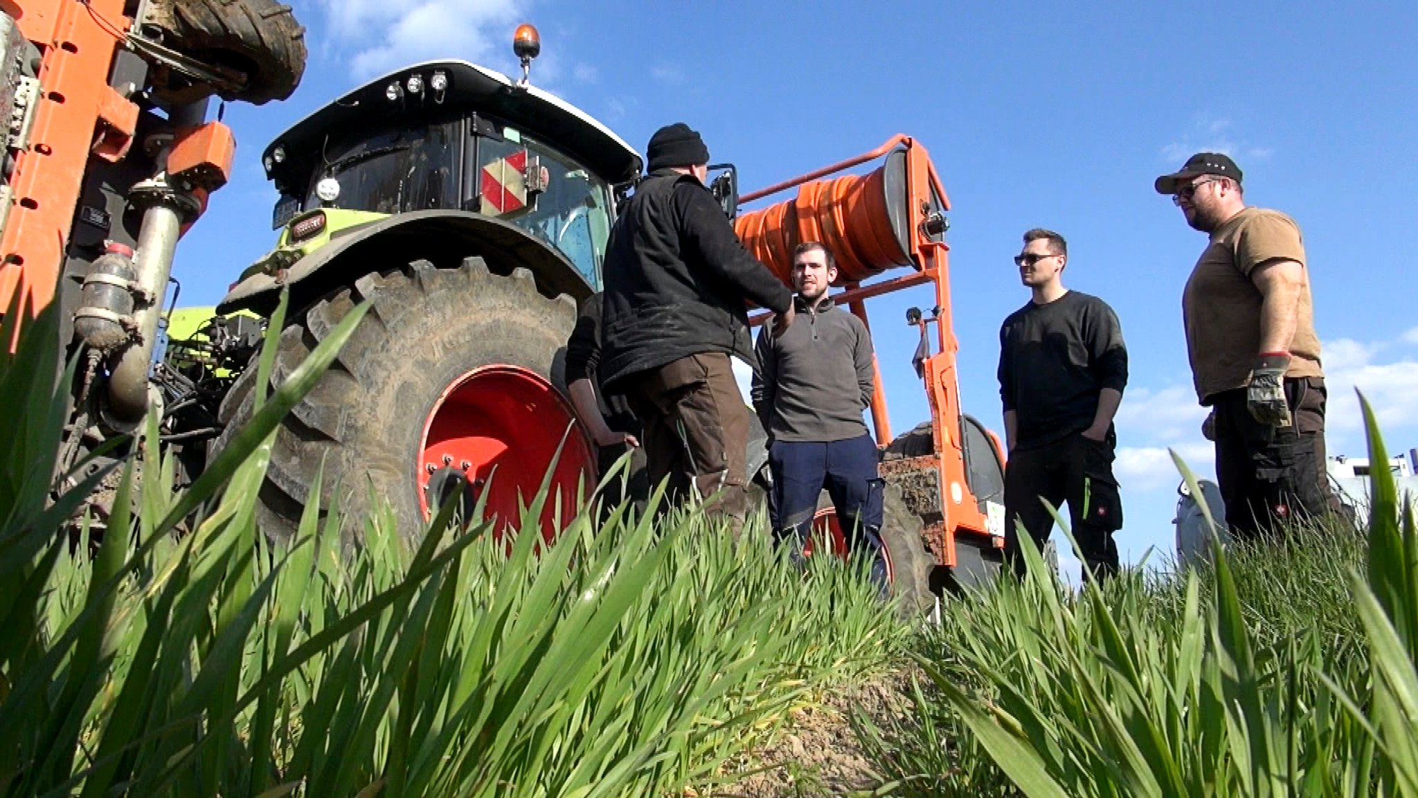 Güllefahren birgt für Bauern einige Schwierigkeiten: Ist der Boden zu nass, bleiben Traktor und Güllefass im Matsch stecken. Aber was, wenn die Gülle nicht per Güllefass, sondern direkt mit einem Schlauch auf dem Acker landet?