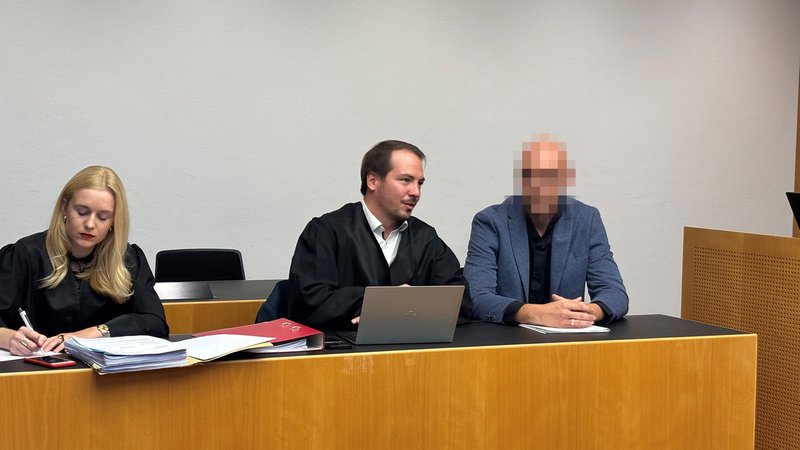 Verpixelter Angeklagter mit Anwalt im Gerichtssaal des Landgerichts Augsburg. | Bild: BR / Barbara Leinfelder Verpixelter Angeklagter mit Anwalt im Gerichtssaal des Landgerichts Augsburg.
