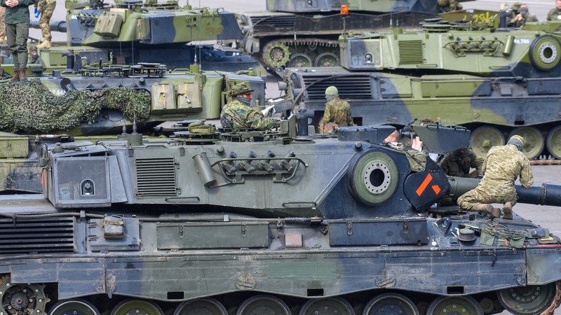 05.05.2023, Sachsen-Anhalt, Klietz: Ukrainische Soldaten arbeiten an einem Kampfpanzer vom Typ Leopard 1 A5.