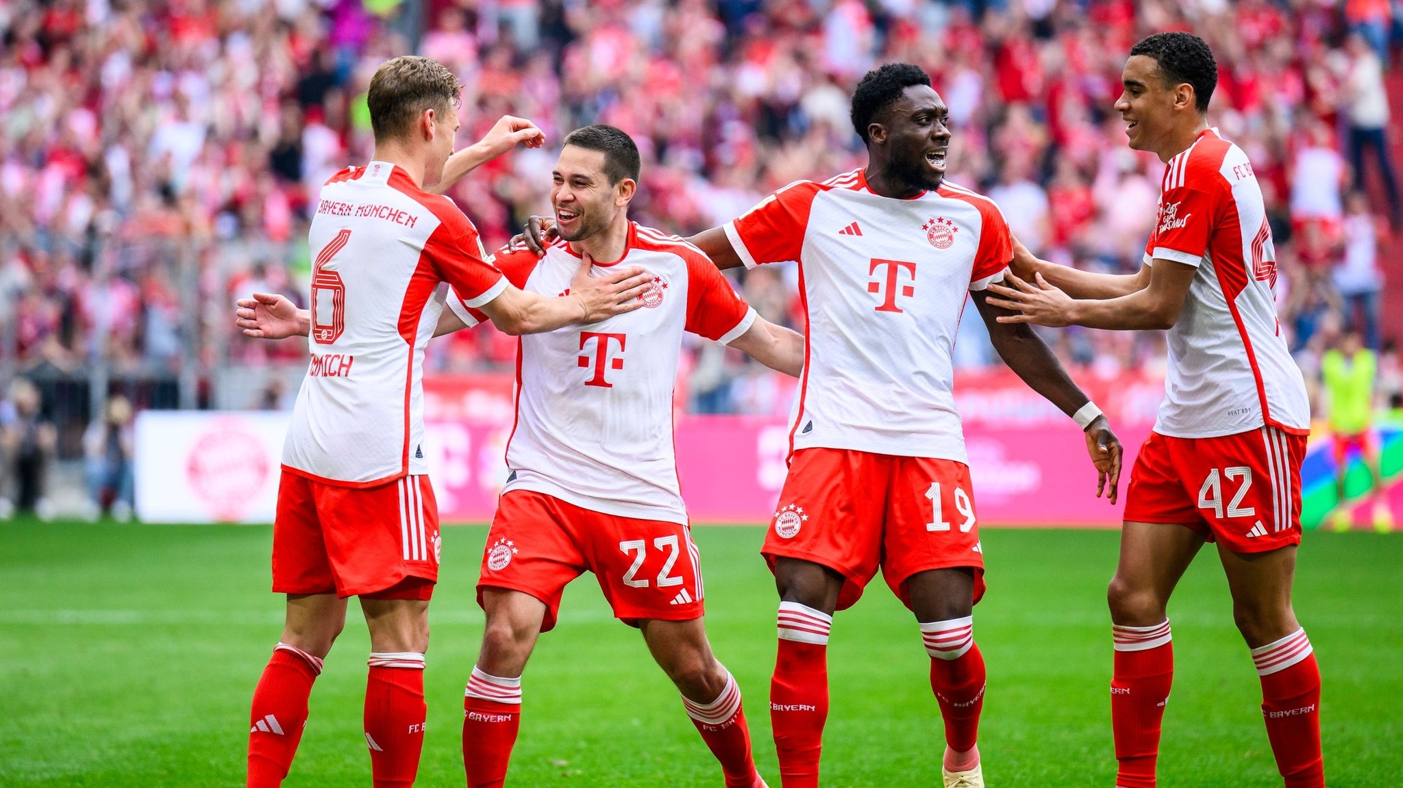 FC-Bayern-Spieler jubeln in der Partie gegen den 1. FC Köln | Bild: picture-alliance/dpa FC-Bayern-Spieler jubeln in der Partie gegen den 1. FC Köln