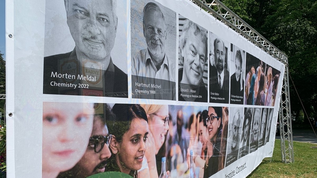 Die 72. Nobelpreisträgertagung in Lindau beginnt am Sonntag (25.6.2023). Das Plakat vor der Insel auf einem Kreisverkehr zeigt einige Nobelpreisträger.
