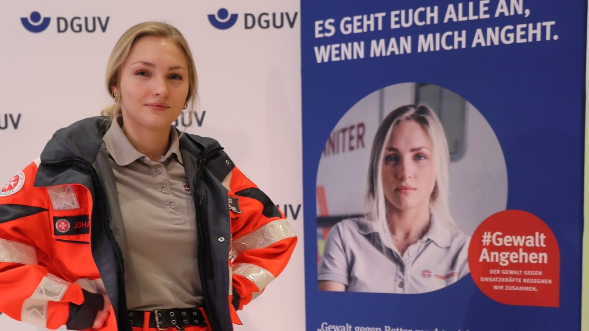 Keine Gewalt gegen Rettungskräfte: Eins der Gesichter der neuen Kampagne ist Johanniter-Rettungssanitäterin Sara Schätz.