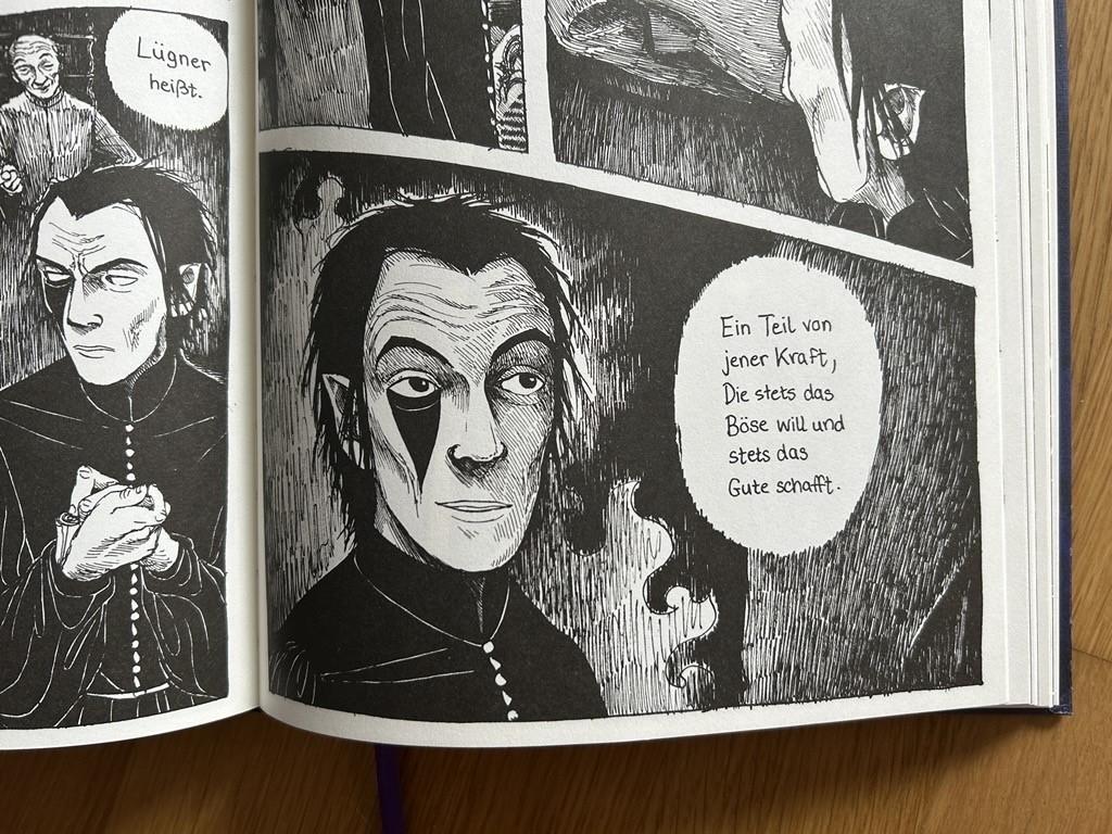 Man sieht Nele Heaslips Mephisto-Darstellung - einen Mann im schwarzen Anzug mit schwarzen, schulterlangen Haaren, der ein schwarzes Dreieck unter seinem rechten Auge hat und sagt: "Ein Teil von jener Kraft, die stets das Böse will und stets das Gute schafft."