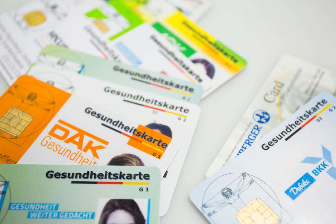 Versicherungskarten verschiedener gesetzlicher und einer privaten Krankenkasse.