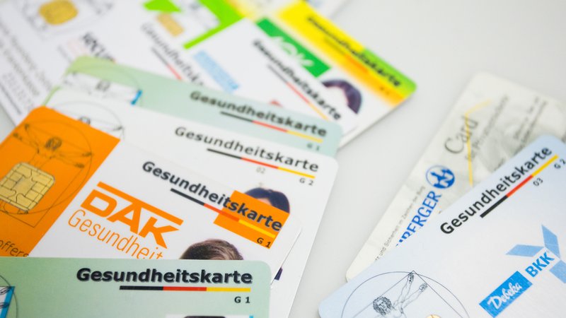 Versicherungskarten verschiedener gesetzlicher und einer privaten Krankenkasse. | Bild: BR/Lisa Hinder Versicherungskarten verschiedener gesetzlicher und einer privaten Krankenkasse.