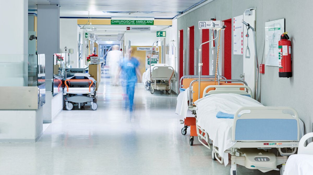 Leere Krankenbetten stehen im Flur eines Krankenhauses.