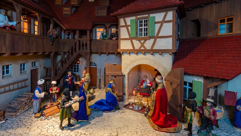 In einer krippe sind bunt gekleidete Figuren vor einem Fachwerkhaus aufgestellt, darunter die Heiligen drei Könige. | Bild: Bamberger Krippenfreunde e.V. In einer krippe sind bunt gekleidete Figuren vor einem Fachwerkhaus aufgestellt, darunter die Heiligen drei Könige.