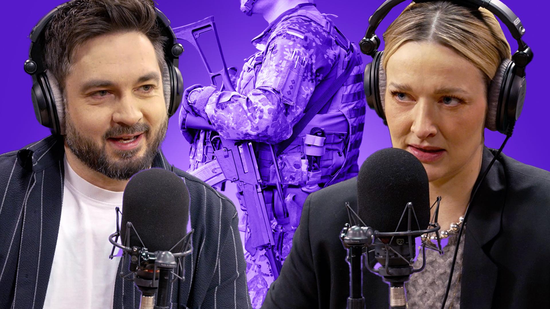 Sebastian Meinberg und Ariane Alter vor einem Soldaten in Bundeswehr Camouflage.