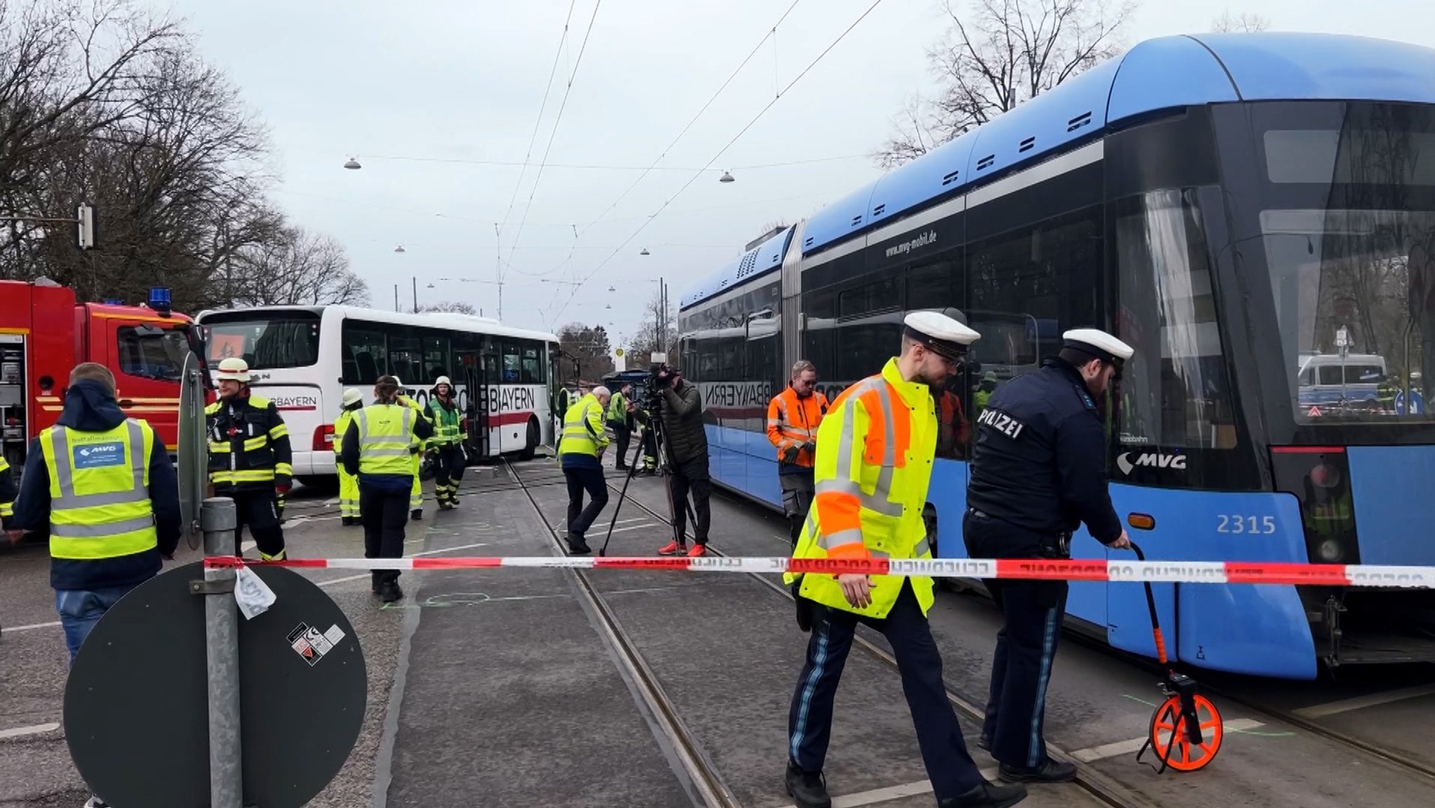 Bus stößt mit Tram zusammen – mehrere Verletzte in München