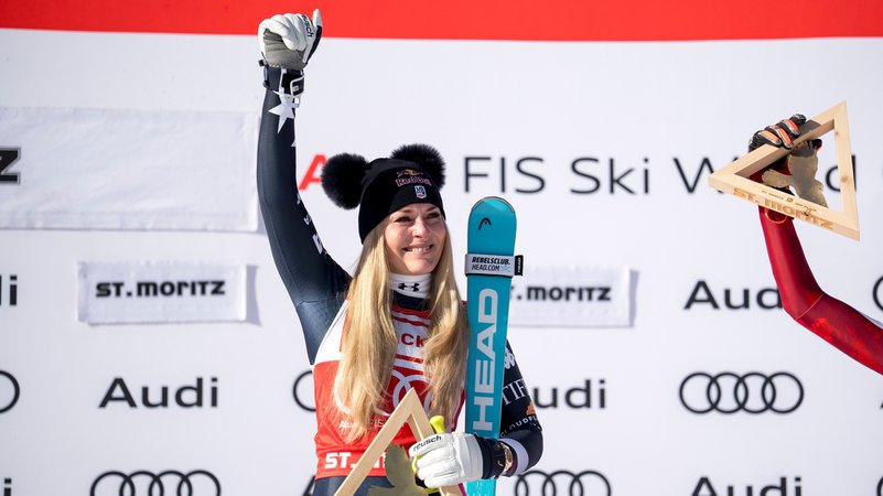 Lindsey Vonn bei der Siegerehrung in St. Moritz | Bild: picture alliance/KEYSTONE | CLAUDIO THOMA Lindsey Vonn bei der Siegerehrung in St. Moritz