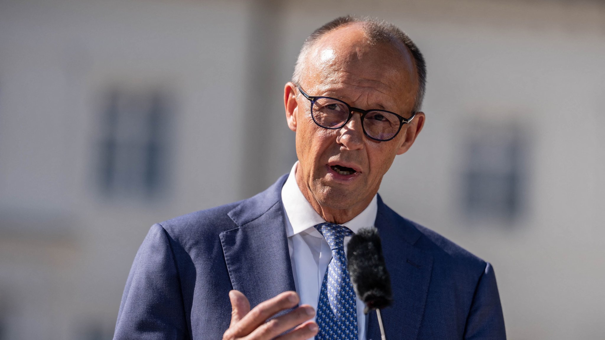 25.08.2026, Brandenburg, Neuhardenberg: Bundeskanzler Friedrich Merz (CDU) spricht vor Beginn der Klausurtagung der Bundesregierung im Schloss Neuhardenberg. Das Bundeskabinett tagt hier für zwei Tage. Foto: Michael Kappeler/dpa +++ dpa-Bildfunk +++
