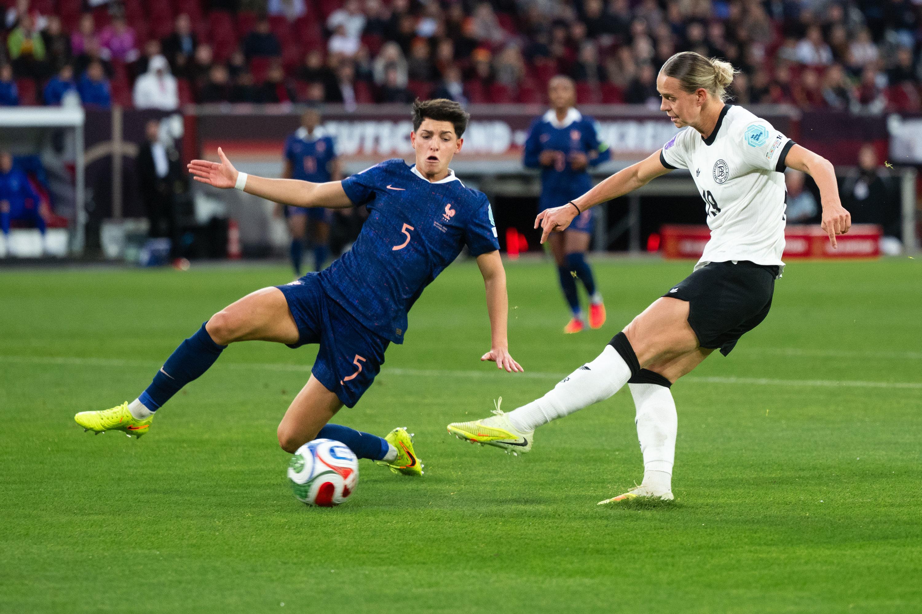 24.10.2025, Nordrhein-Westfalen, Düsseldorf: Fußball, Frauen, Nations League A, Play-off-Runde, Halbfinale, Hinspiele, Deutschland - Frankreich, Merkur Spiel-Arena: Frankreichs Elisa De Almeida (l) versucht einen Schuss von Deutschlands Klara Bühl zu blocken. 