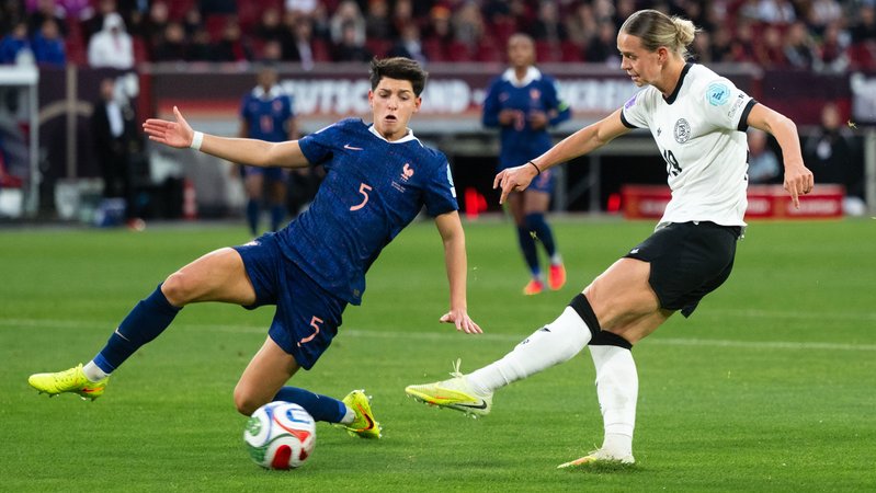 24.10.2025, Nordrhein-Westfalen, Düsseldorf: Fußball, Frauen, Nations League A, Play-off-Runde, Halbfinale, Hinspiele, Deutschland - Frankreich, Merkur Spiel-Arena: Frankreichs Elisa De Almeida (l) versucht einen Schuss von Deutschlands Klara Bühl zu blocken. | Bild: dpa-Bildfunk/Marius Becker 24.10.2025, Nordrhein-Westfalen, Düsseldorf: Fußball, Frauen, Nations League A, Play-off-Runde, Halbfinale, Hinspiele, Deutschland - Frankreich, Merkur Spiel-Arena: Frankreichs Elisa De Almeida (l) versucht einen Schuss von Deutschlands Klara Bühl zu blocken.