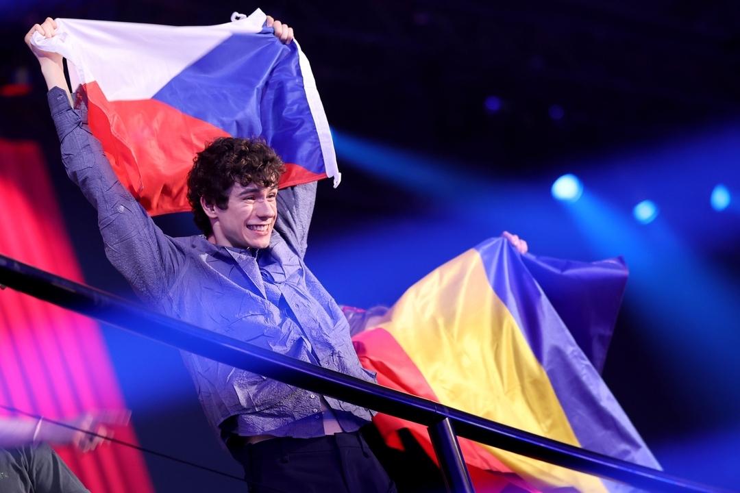 14.05.2026, Österreich, Wien: Daniel Zizka aus Tschechien jubelt im zweiten Halbfinale des 70. Eurovision Song Contest (ESC) in der Wiener Stadthalle über den Einzug ins Finale. 