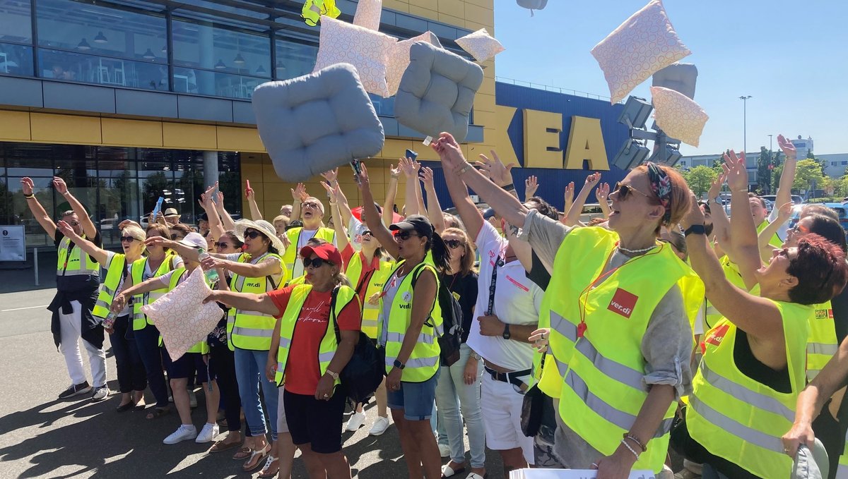 Etwa 80 Mitarbeitende von Ikea in Fürth und Eching sind einem Streikaufruf von Verdi gefolgt. Vor dem Fürther Möbelhaus lieferten sie sich eine Kissenschlacht, um auf ihre Forderungen aufmerksam zu machen. 