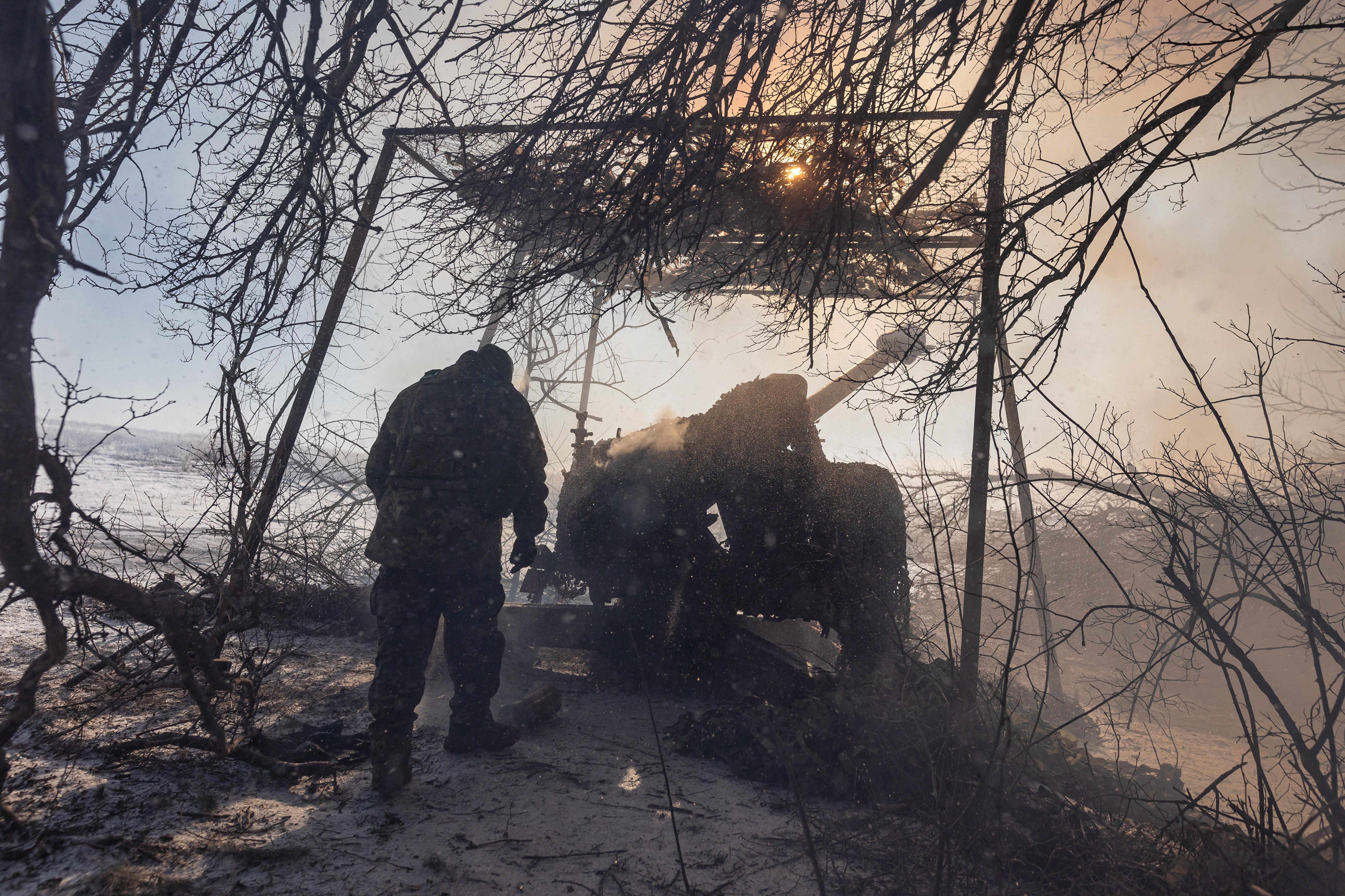 Ukrainische Soldaten der 117. Brigade feuern D-30-Artillerie