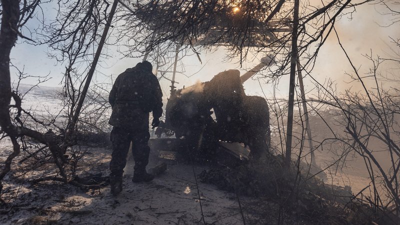 Ukrainische Soldaten der 117. Brigade feuern D-30-Artillerie | Bild: picture alliance / Anadolu | Diego Herrera Carcedo Ukrainische Soldaten der 117. Brigade feuern D-30-Artillerie